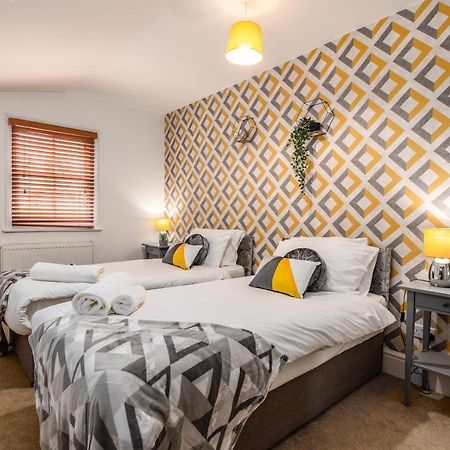 Spacious Contractor House For Large Groups - Private Parking Нортхемптон Экстерьер фото