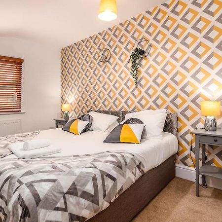Spacious Contractor House For Large Groups - Private Parking Нортхемптон Экстерьер фото