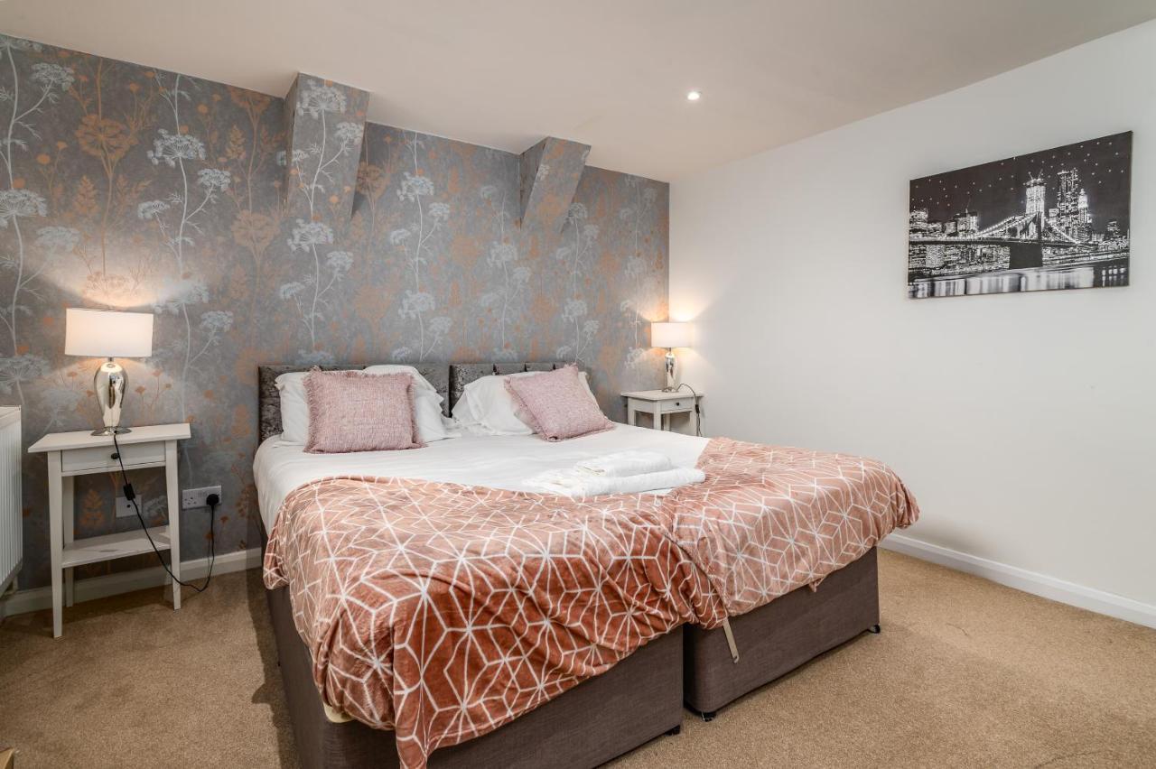 Spacious Contractor House For Large Groups - Private Parking Нортхемптон Экстерьер фото