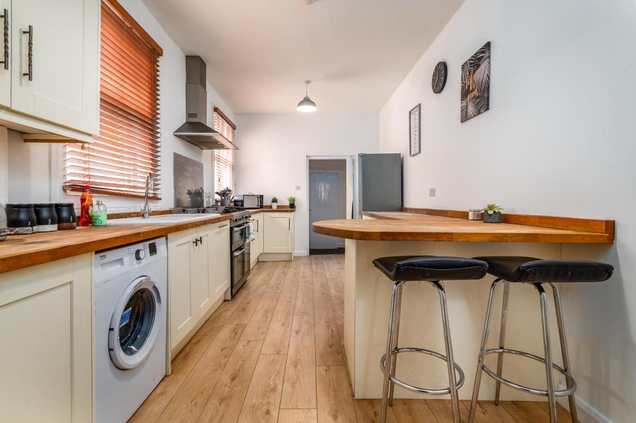 Spacious Contractor House For Large Groups - Private Parking Нортхемптон Экстерьер фото