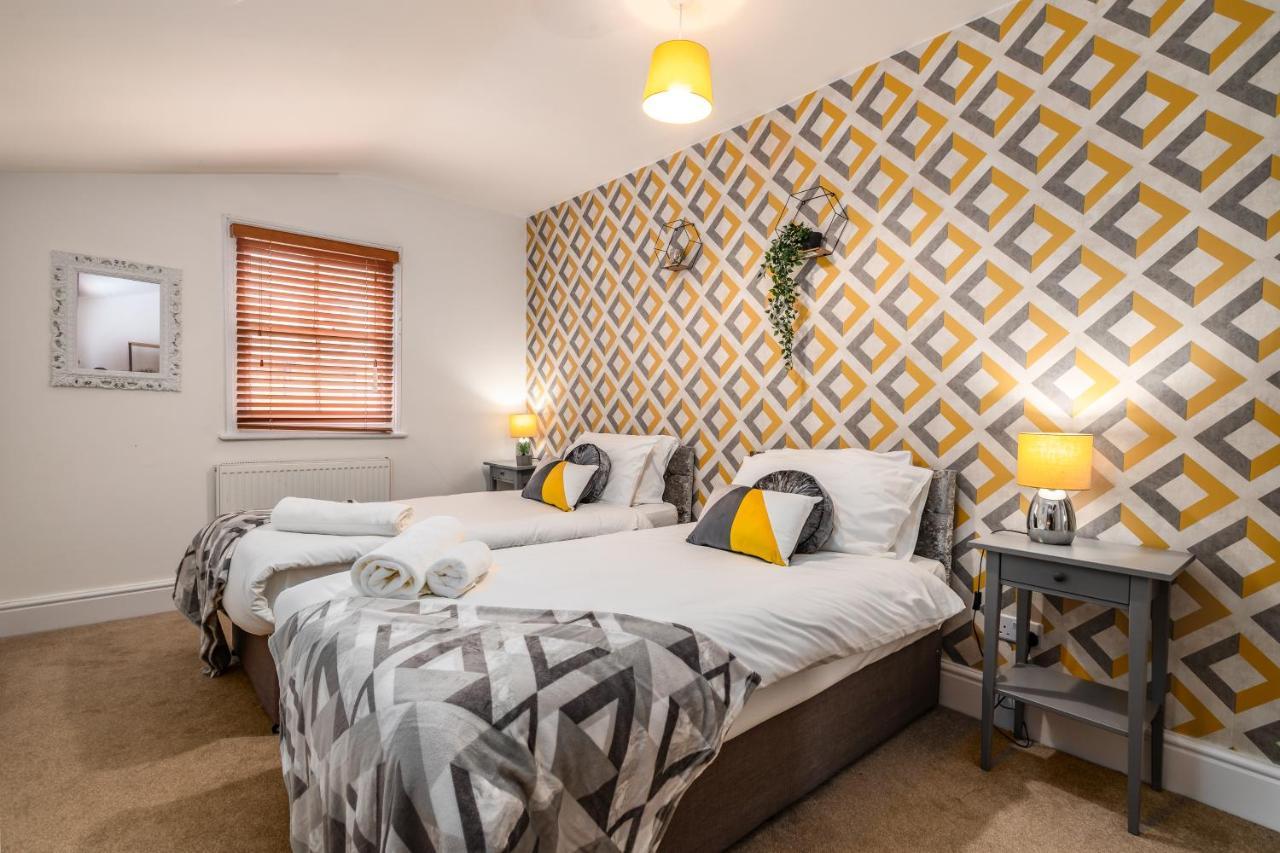 Spacious Contractor House For Large Groups - Private Parking Нортхемптон Экстерьер фото