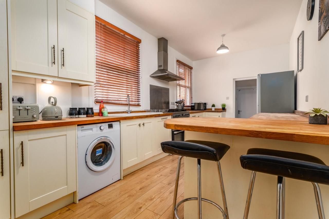 Spacious Contractor House For Large Groups - Private Parking Нортхемптон Экстерьер фото
