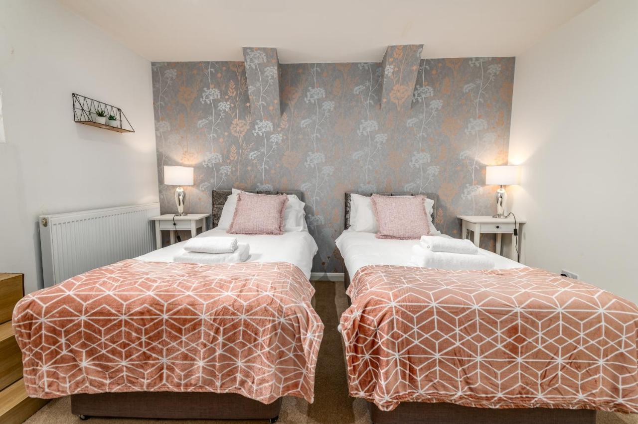 Spacious Contractor House For Large Groups - Private Parking Нортхемптон Экстерьер фото