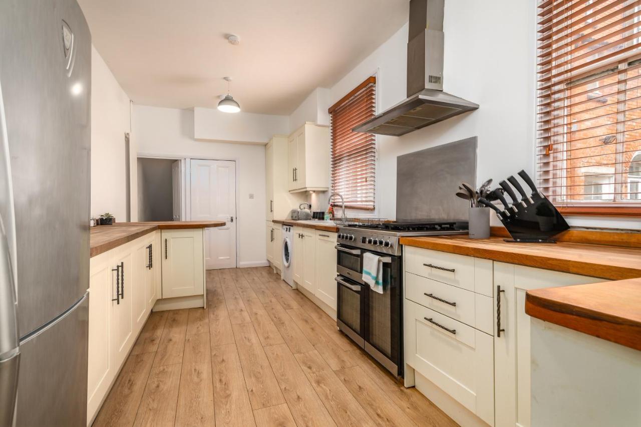 Spacious Contractor House For Large Groups - Private Parking Нортхемптон Экстерьер фото