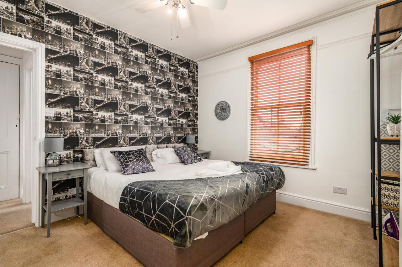 Spacious Contractor House For Large Groups - Private Parking Нортхемптон Экстерьер фото
