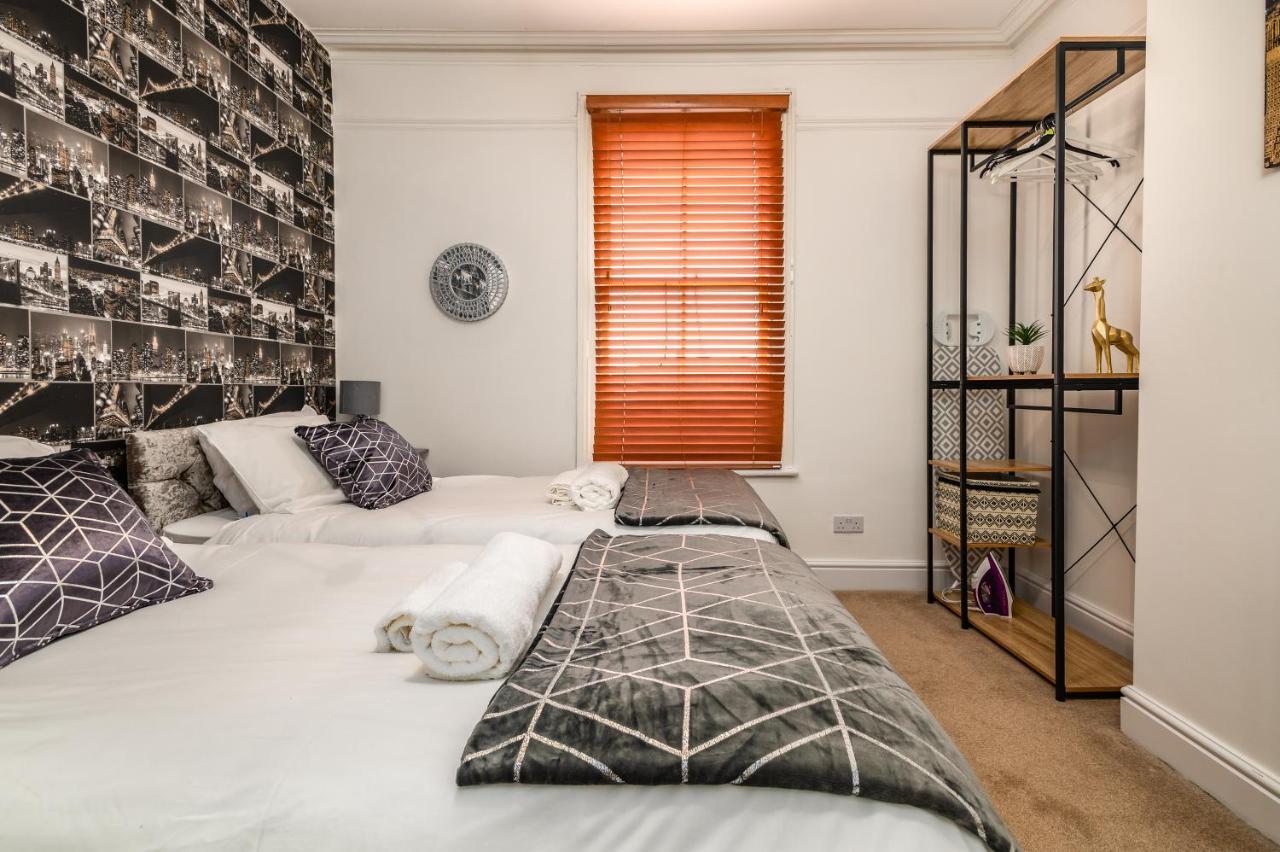 Spacious Contractor House For Large Groups - Private Parking Нортхемптон Экстерьер фото
